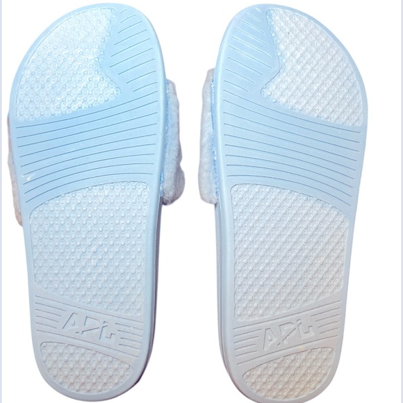 APL Athletic Propulsion Lab Shearling slides.
NWT New with tags. Ice blue size 9 - Picture 9 of 9